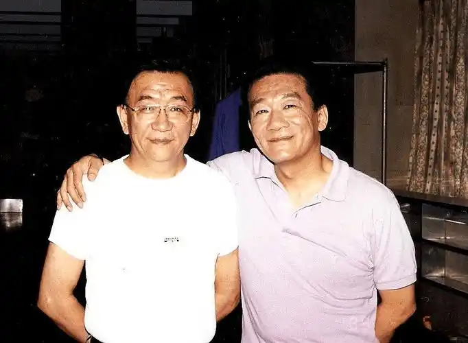 也许是有相声情结吧,毕竟是相声大师侯宝林的儿子,毕竟自己弟弟侯耀文