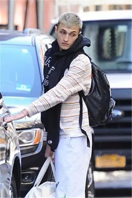 纽约,吉吉家小弟安瓦尔·哈迪德 (anwar hadid) 独自现身街头.