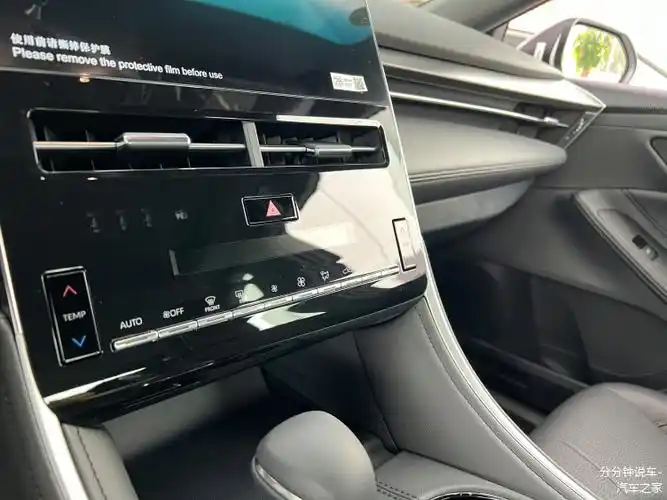 亚洲龙的内饰以t字型布局为主,线条很有层次感,也很清晰的进行了功能