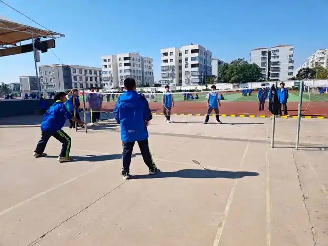 焦作市外国语中学举行学生羽毛球比赛活动