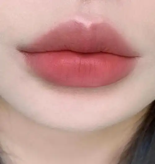 如果你是微笑唇,但是嘴唇不够饱满的话,那么就要注意日常的护理,多用