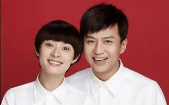 同样都是结婚证件照,大家都是红底白衬衫,他俩黑衬衫却被羡慕了