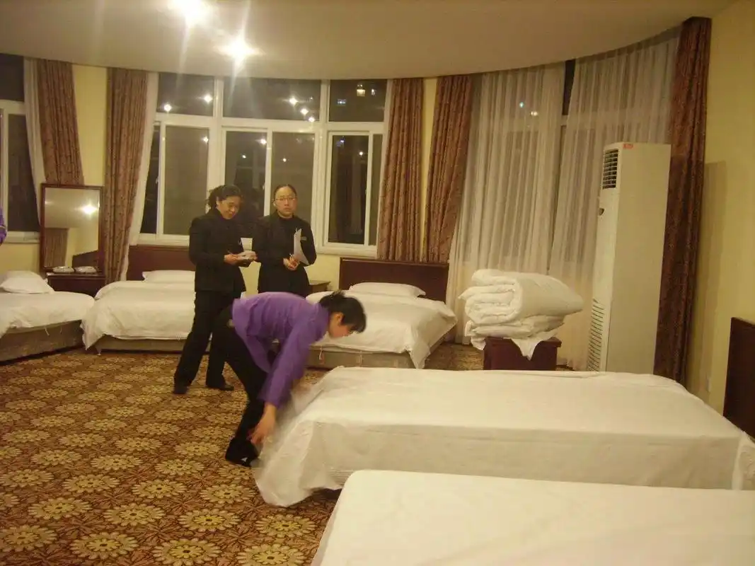 五星级酒店高薪抢人##酒店招聘客房服务员月薪可达万元# "工资7000元