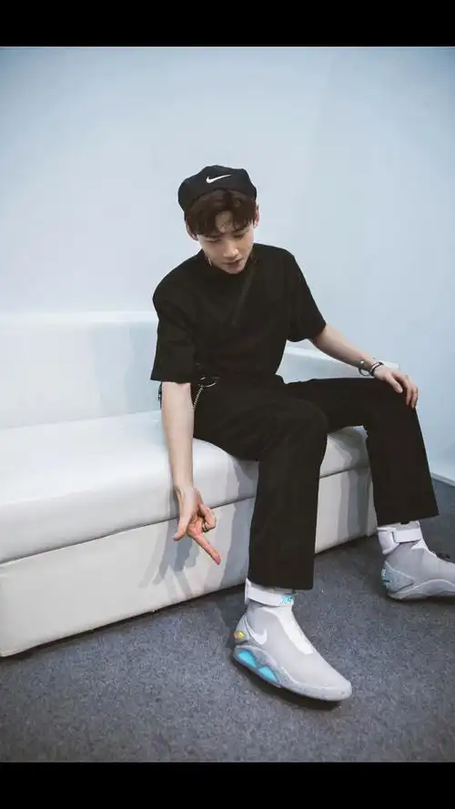 白敬亭球鞋嘉年华