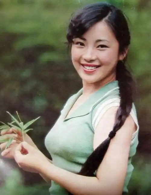 李连杰晒妻子近照,62岁利智衰老似奶奶,63岁黄秋燕美艳动人_女儿_婚姻