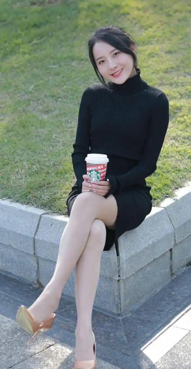 清晨阳光下的丝袜美腿少妇