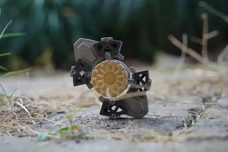 titan泰坦指尖陀螺.设计完成于2017年11月,继上一款 - 抖音