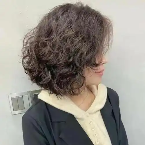 四十岁女人烫什么卷发好看(50岁女人脸上有这3个)(4)