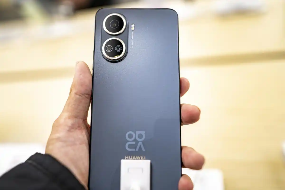 华为nova10青春版搭载了麒麟985芯片,具备强大的计算能力和优秀的5g