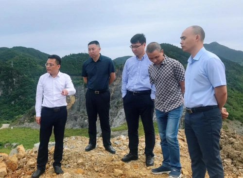 (图为青山坡矿山现场)5月28日,华蓥市委副书记,市长徐纪敏带领生态