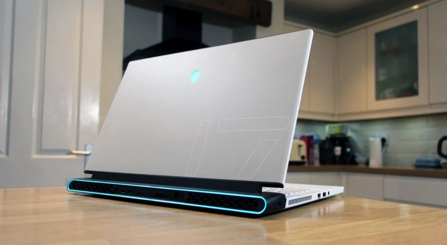 外星人m17 r4(2021):大的,强大的,时尚的