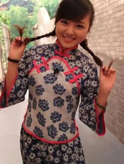 卫视共同打造的《本山快乐营》当中,成功的饰演了"二丫"这一角色,精彩