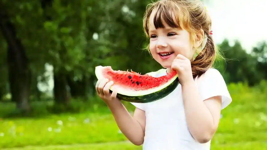 快乐的小女孩吃西瓜 iphone 桌布