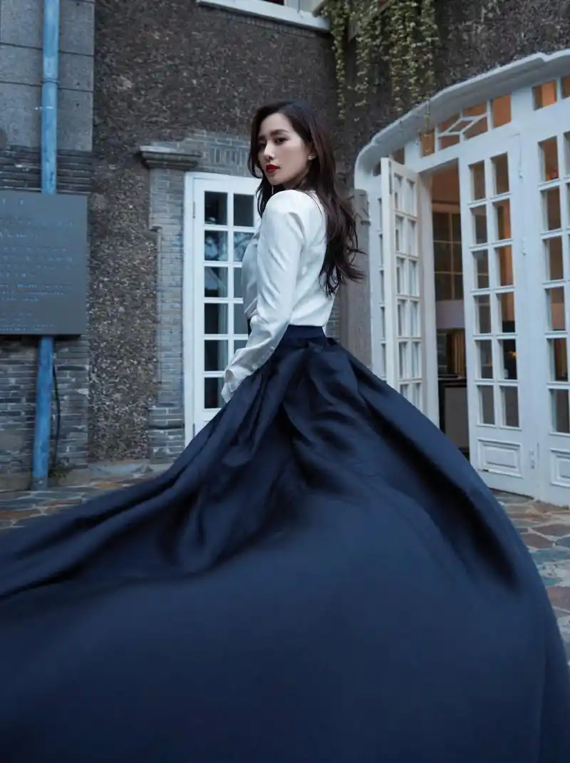 刘诗诗穿拖尾西装礼服帅气随性 身材能打气质优雅