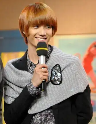 还记得天天向上的主持人小五吗,离开荧屏两年多的他大变样,剪平头一身