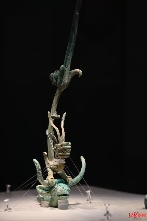 三星堆出土的龙形铜饰.张炎良 摄