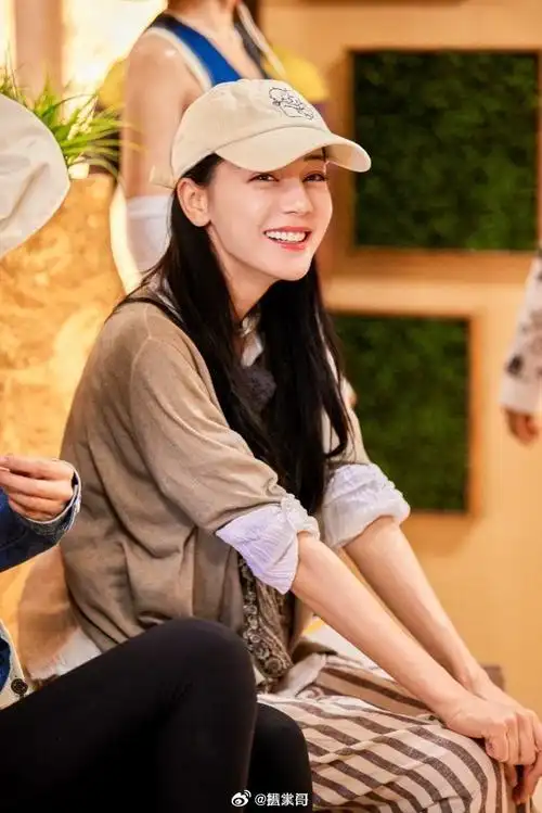迪丽热巴工作室分享了热巴在综艺《花儿与少年》的新物料,运动型美女