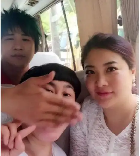 大张伟老婆拎鸡仔动作火了刘迎个人资料照片曝光被嘲太胖