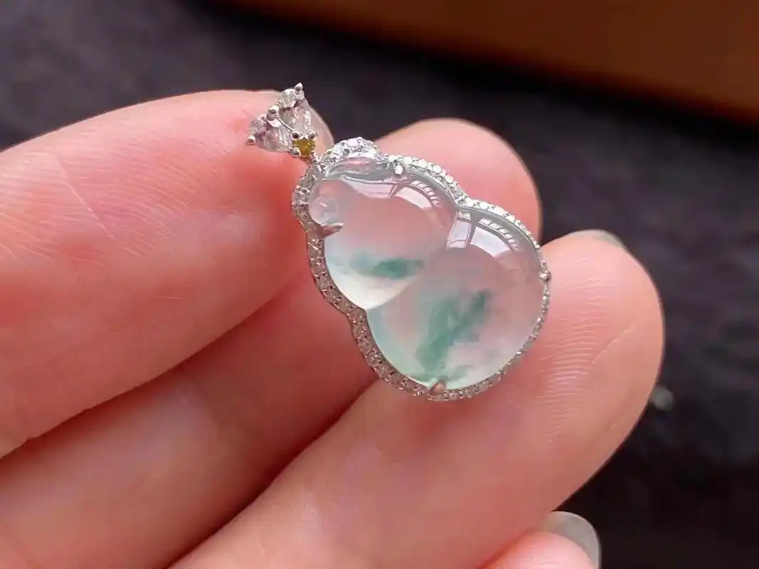 18k 金镶嵌翡翠收藏级高冰飘花精品葫芦.18k金镶嵌翡翠收 - 抖音