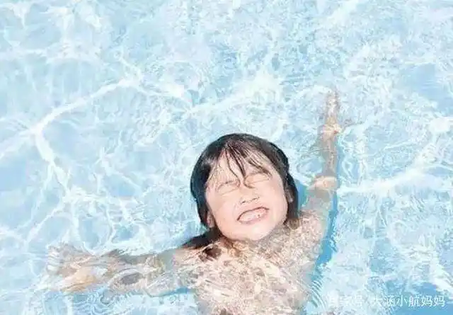 一名9岁小女孩游泳当母亲的玩手机结果孩子溺水身亡