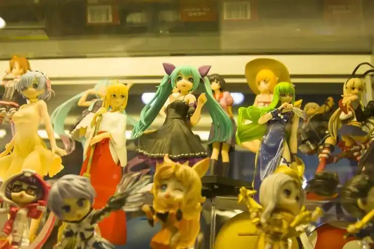 一面墙的手办你见过吗?二次元的梦想,小孩子的天堂