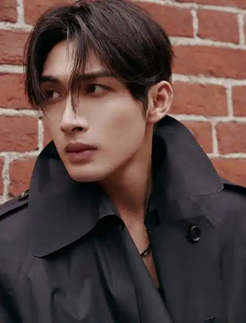 张彬彬带我们看了一场科技感十足的时装秀!_时尚_sophia_空间