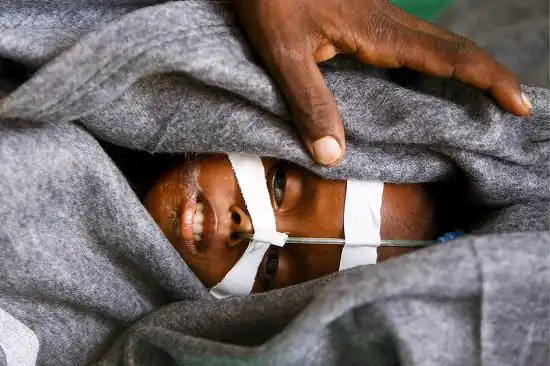 晒晒非洲正在挨饿的孩子们