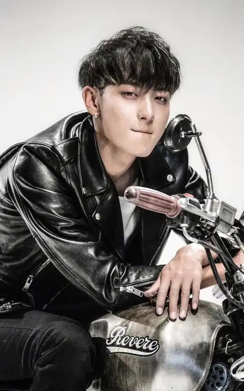 黄子韬机车皮衣写真,酷帅有型,气质绝佳