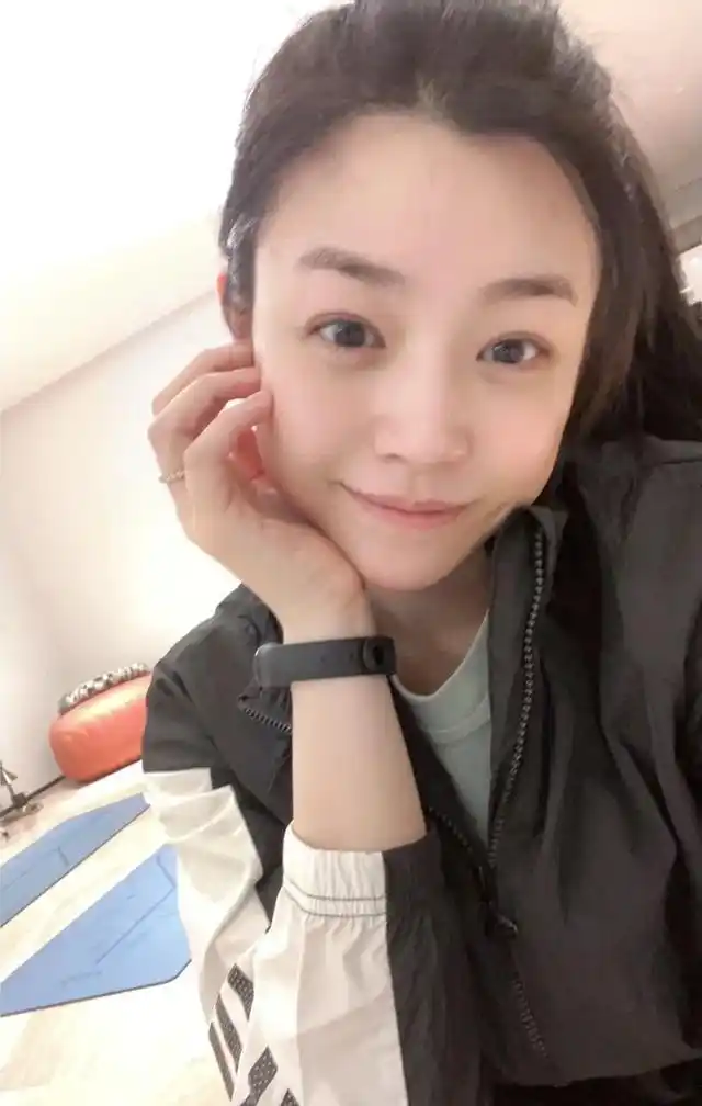 陈妍希扎马尾素颜健身"真实脸型"被看光 网惊:确定是要40岁了?