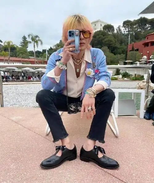 权志龙因为身高身材原因,比较喜欢穿女装,就比如前段时间,他去参加