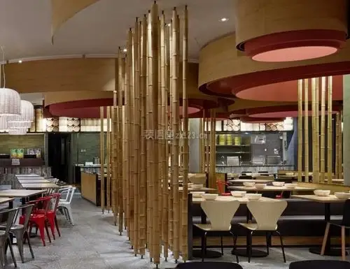 2018简约餐饮店木质隔断设计图片