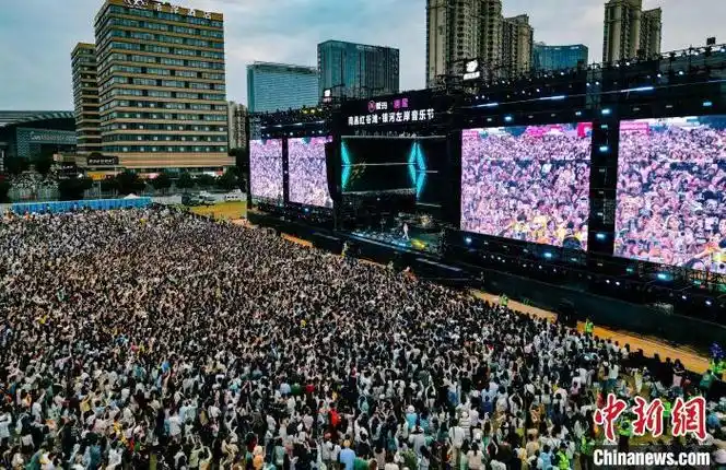 图为6月2日,2024爱玛·追星南昌红谷滩银河左岸音乐节现场.主办方供图