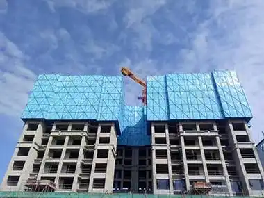 远东建筑附着式升降脚手架在提升或下降时的注意事项