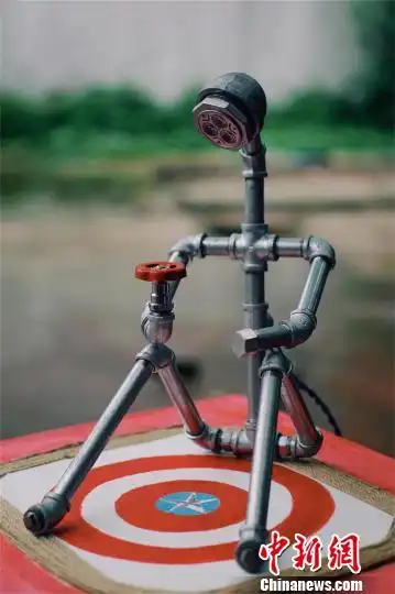 武汉一高校学生利用废旧材料制作"工业风"饰品