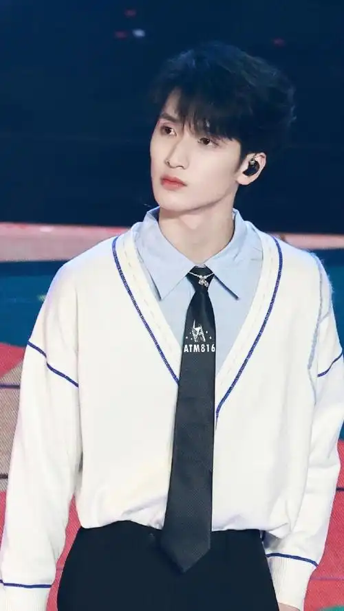 严浩翔东方风云榜#20211117 东方风云榜舞台帅气的男高中生@时代赡觋