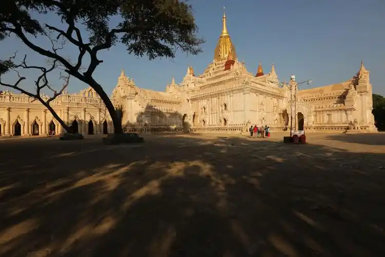 全盛时有万余座,蒲甘保留着缅甸各个历史时期建造的众多佛塔,佛寺