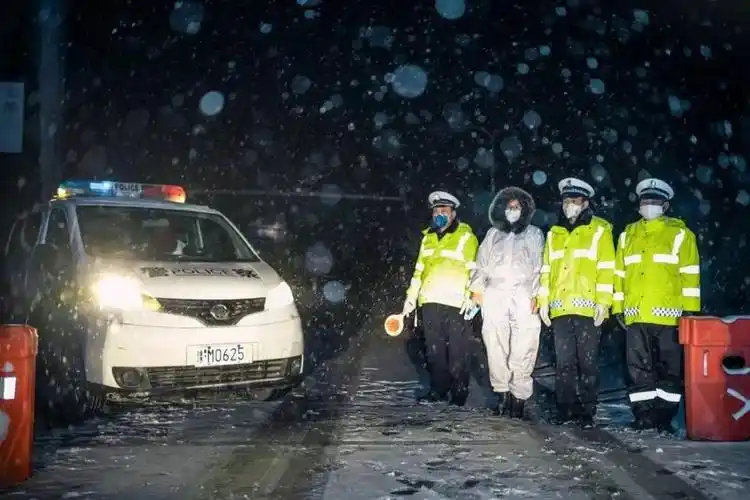 图集众志成城抗击疫情照片记录下的这些瞬间让人感动