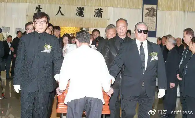 吴孟达出殡取消扶灵90多岁老母亲现身伤心痛哭需亲友搀扶