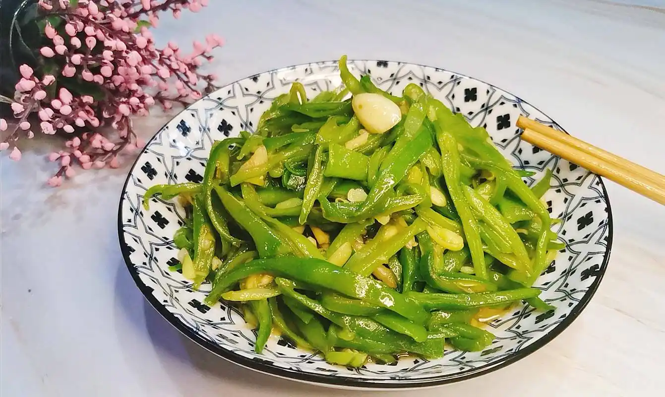 夏日怕油腻,来盘清炒扁豆角,脆脆的,有点甜,越吃越想吃_食用_胃口