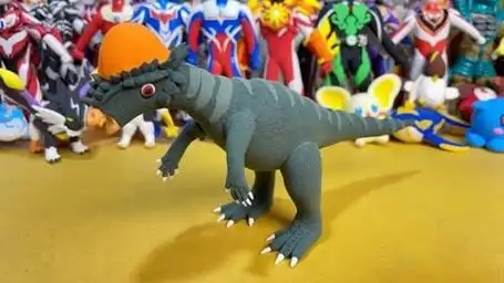 用粘土捏头上长有大疙瘩的恐龙肿头龙