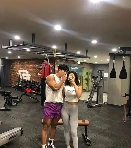 韩国高颜值健身情侣边fit边创业打造好身材的同时收获事业
