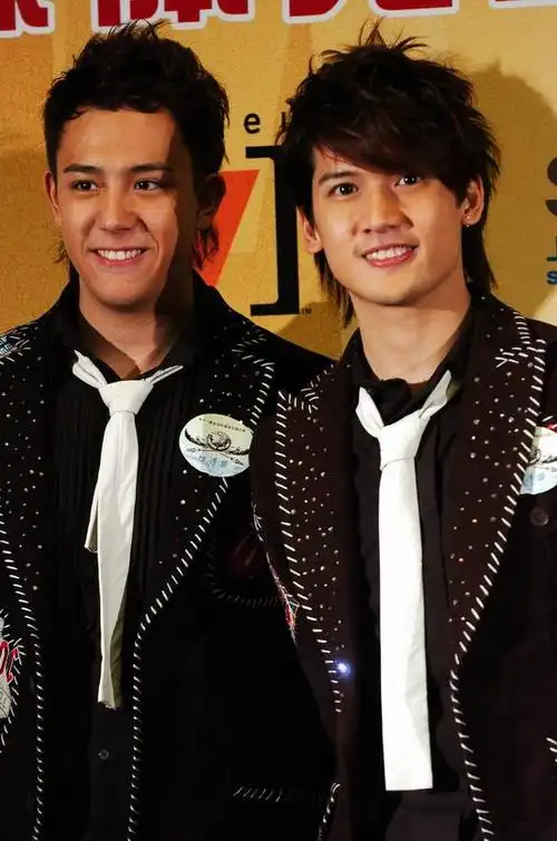 组图boyz两帅哥在颁奖典礼上接受采访