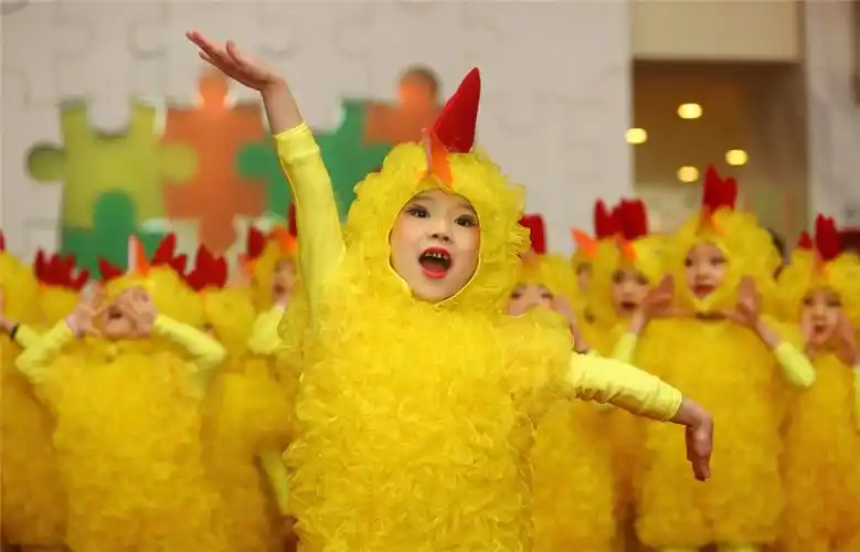 1月7日,小朋友装扮成小鸡的模样表演开场舞蹈.新华社发(刘东岳 摄)