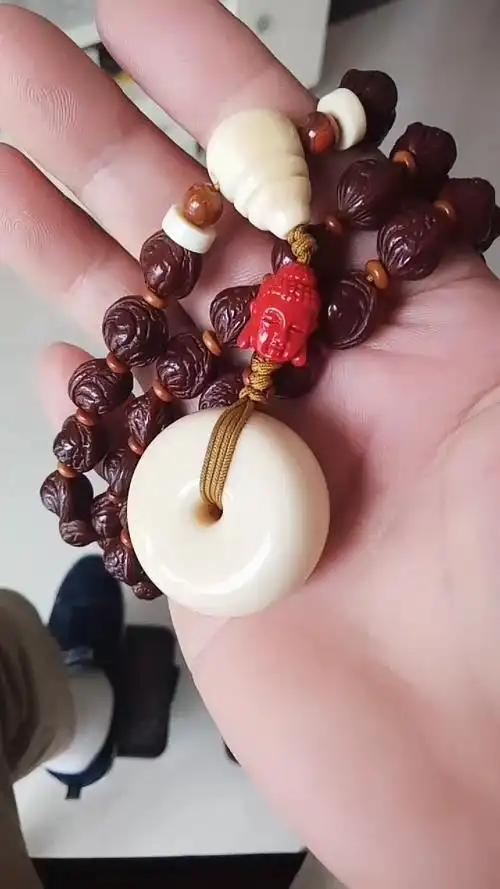 截瘫孙哥文玩龙纹桃核脖挂.