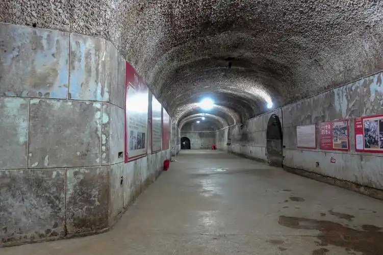 杭州吴山下的四牌楼防空洞 - rebeccaxuan - 图虫