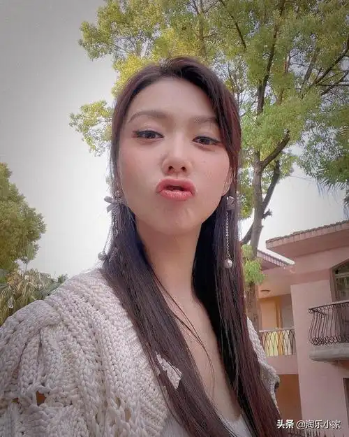 薛凯琪嘟嘴自拍劲少女样子像以前却被网友继续狙击现在好怪