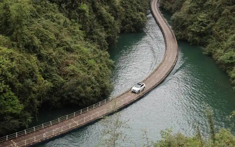 网红浮桥坠车事故,"廊桥遗梦"不该是安全噩梦 | 新京报快评_景区_救援