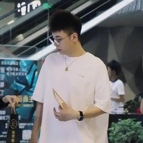 王九龙侧颜颗粒感接礼物头像