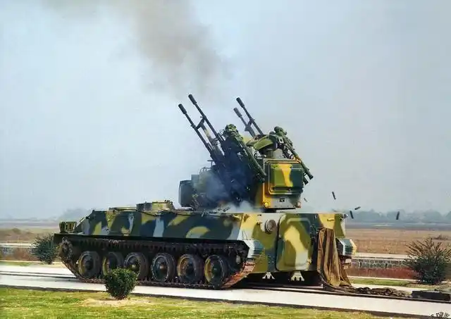 上装一个单人炮塔,炮塔上装备了4门25mm机关炮和4枚"发射后不管"防空