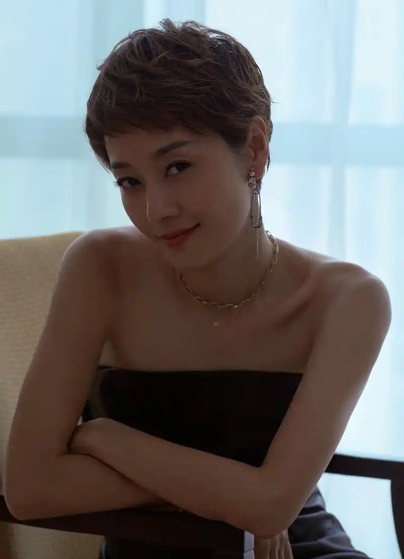 发型对气质影响多大?看马伊琍就知道,长发像大妈,短发更有韵味